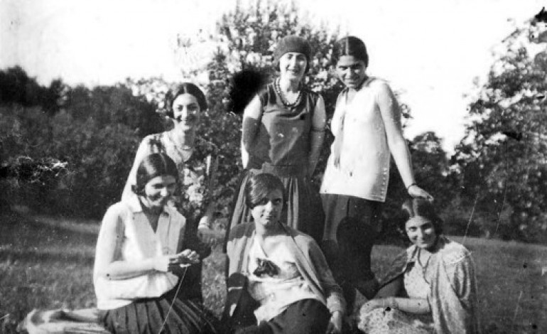 Educatia femeilor in provinciile locuite de romani si in Romania intre anii 1880 si 1930. Studiu de caz: Universitatea din Bucuresti